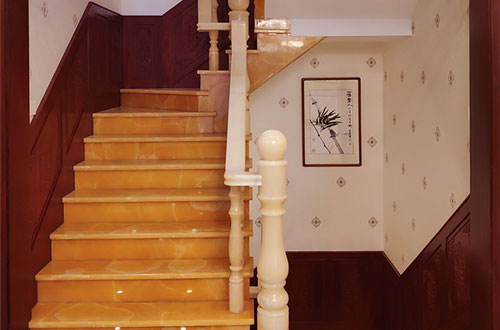 太谷中式别墅室内汉白玉石楼梯的定制安装装饰效果